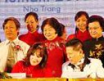 Lễ ký kết về việc tổ chức Miss World 2010 tại Việt Nam giữa ông Hoàng Kiều (phải) và bà Julia Morley trước sự chứng 