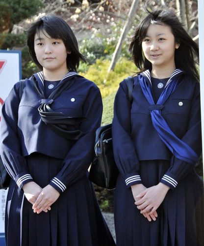 Hai chị em công chúa Mako ( trái ) và Kako trong lễ tốt nghiệp cấp 2 và trung học tháng trước