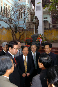 http://vovnews.vn/Uploaded_VOV/bichdao/20090429/tham_dai_tuong_niem_kham_th.jpg