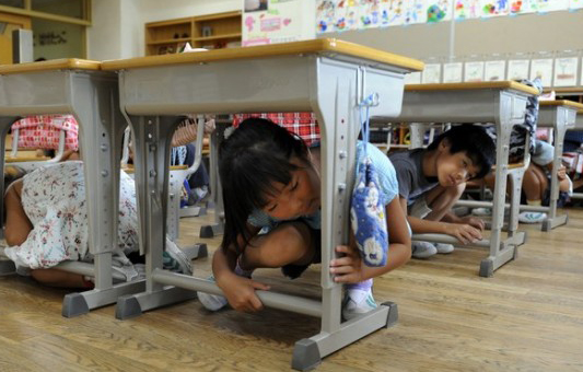 Trẻ em Nhật chui xuống cạnh bàn học khi có động đất