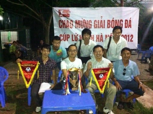 Đại diện Ban liên lạc và đội bóng Hanoi Jsg FC của câu lạc bộ HDV tiếng Nhật nhận cờ lưu niệm của BTC trong buổi khai mạc Cúp Lữ hành Hà Nội 2012